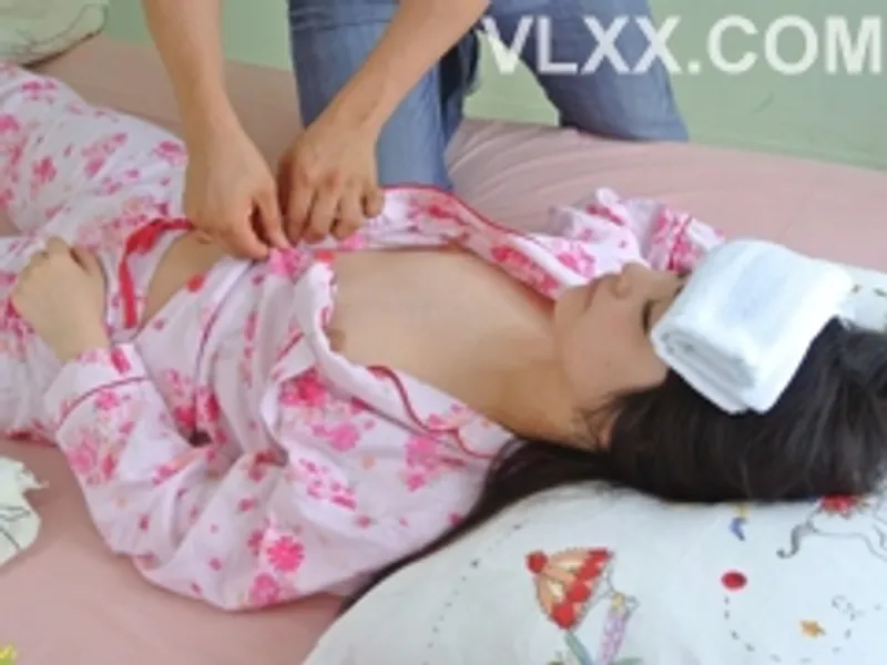 Anh ruột "chăm sóc" ghệ đang bệnh